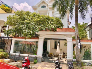 biệt thự vườn mặt tiền đường số lâm văn bền q7