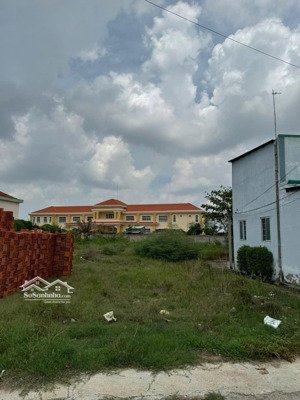 bán gấp lô đất ngay trung tâm thị trấn bến lức , long an . giá chủ ngộp chỉ 688tr, đất có sổ riêng.