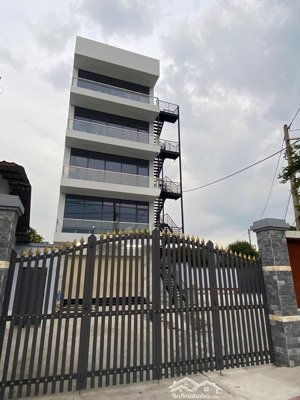 siêu vip toà nhà ql 13 ngay phố ngân hàng, 1 trệt 4 lầu 1 tum 620m2 sàn, 450m2 sân