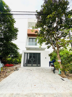 nhà 1 trệt 2 lầu, khu dân cư 586 cần thơ, 4 phòng ngủ có toilets trong, full nội thất, sát chợ 586
