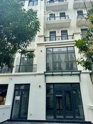 siêu phẩm cho thuê np 40tr khu manhattan 126m2 hoàn thiện thang máy - wc các tầng - giá tốt