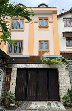 cho thuê nhà đường nguyễn trọng tuyển - tổng dt 270m2 - 5pn, 5wc - giá 45tr - lh: 0898677761 - vy
