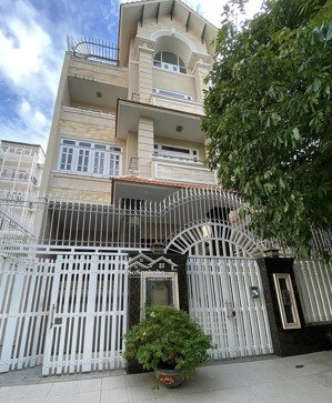 bán gấp biệt thự 200m2 kdc himlam quận 7 gần đ.nguyễn thị thập nhìn ra kv gb: 53 tỷ lh: 0908935765
