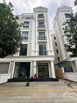 cho thuê nhà phố vinhomes grand park hoàn thiện có thang máy, máy lạnh 55 triệu/tháng 126m2
