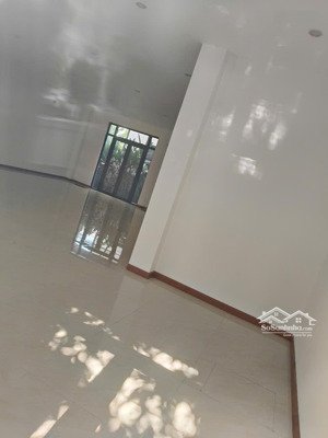 cho thuê nhà phố vinhomes quận 9 có thang máy, máy lạnh 30 triệu/tháng với 144m2 trệt + lầu 1