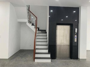 siêu phẩm cho thuê np 30tr khu manhattan 126m2 hoàn thiện có thang máy - topp giá tốt - vị trí đẹp
