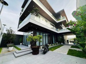 cho thuê biệt thự 3 tầng hoà xuân đà nẵng, gần sông
- diện tích 360m2 dtsd 600m2. - gồm 7 phòng