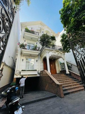 cho thuê siêu biệt thự 226/5a huỳnh văn bánh - 9.5 x 22m - vị trí đẹp xe hơi đậu thoải mái - pn