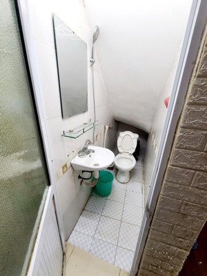 cho thuê nhà 3 tầng, lô góc, mặt ngõ403/26 bạch mai,ở và kinh doanh 2 ngủ2wc, khách bếp,ban công,