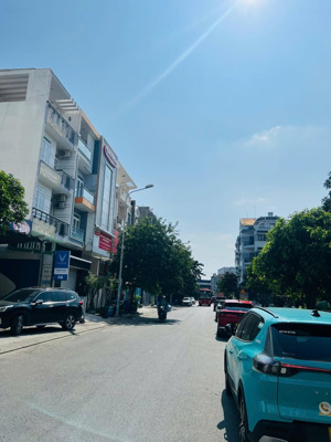 lô đất vị trí vàng 136m2 ngang 5m giá tốt 13,5 tỷ mặt tiền đường số 1 khu areco linh tây