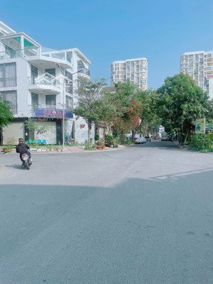chính chủ bán gấp nền np 7x18 lô be giá 7 tỷ 9 đã sổ đỏ kdc 13b conic