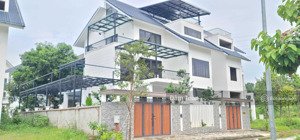 bán căn bt góc mặt hồ, nhìn vườn hoa tại ngôi nhà mới, tt quốc oai. dt 310m2, giá đầu tư