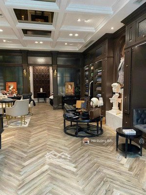 vị trí và nội thất đẹp nhất vin1 có thang máy,tầng trên ở tiện cho tầng 1 kinh doanh. sẵn đồ rồi ạ
