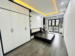 cho thuê nhà 6 tầng thang máy mới cứng. 30m ra phố. phù hợp làm vp và ở gđ
