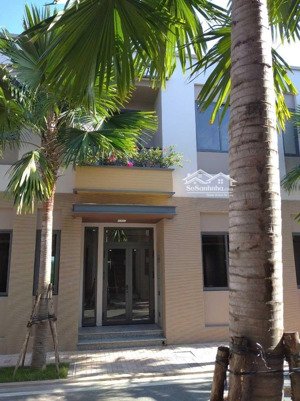 bán căn nhà phố, tổng diện tích 97m2, 1 trệt, 1 lầu, dự án nhật quản lý. sát sông, rất đẹp
