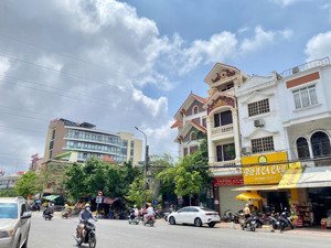 cho thuê nhà lô góc, mặt tiền 9m phố đà nẵng. dt 120m2 x 1.5 tầng, vỉa hè rộng