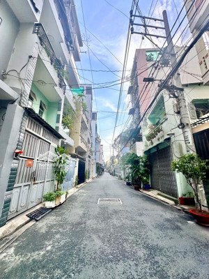 bán gấp nhà huỳnh văn bánh p10 - hẻm xe hơi sát mặt tiền - 50m2 - chỉ 10. x đồng