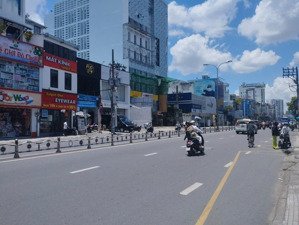 siêu vip- tọa lạc ngay trên tuyến đường phan đăng lưu p5 phú nhuận.dt :4x20.cn :80m2.giá :28,5 tỷ.