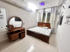 nhà riêng còn trống 1 phòng ban công, full nội thất ngay ngã tư phú nhuận
