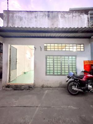 Bán nền rộng tặng căn nhà cấp 4 hoàn công, gần bệnh viện Phụ Sản
