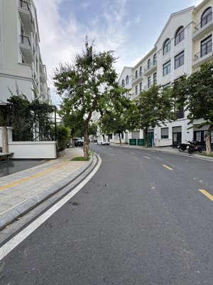 deal siêu phẩm! np cho thuê 42tr khu manhattan - 126m2 ht đẹp - có thang máy - lối đi riêng