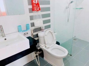 chung cư 10a trần nhật duật, quận 1: 70m2, 2p ngủ, nt, 12tr/th