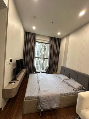 giá hời cho thuê! căn studio toà h3, 31.7m2 nội thất nb, tầng trung view hồ - giá bao phí 6tr/tháng
