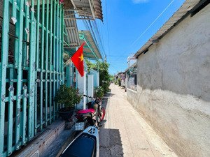 bán đất có sẵn nhà cấp 4 hẻm thống nhất, lagi