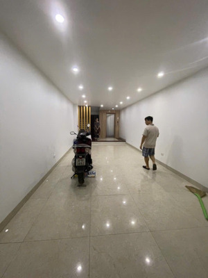 cần cho thuê nhà phố nguyên hồng - đống đa - nhà mới thang máy