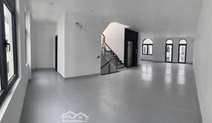 cho thuê nhà phố thương mại tại vinhomes grand park quận 9 thủ đức có thang máy đẩy đủ nội thất