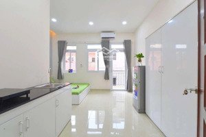 chốt liền tay studio 30m2 ban công siêu rộng kế bên ngã tư hàng xanh, di chuyển 5p đến uef, hbu
