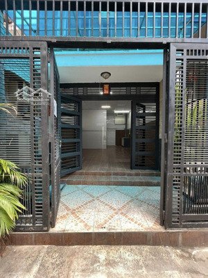 mbkd hoặc có thể vừa ở vừa kinh doanh, lối đi riêng, cổng và sân riêng