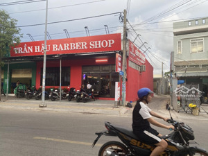 cho thuê sân bãi kèm nhà ở sạch sẽ thích hợp làm kho bãi, kinh doanh ăn uống.