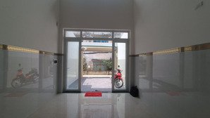 nhà mới xây 2 tầng , sân đậu ô tô rộng, đường xe tải thông.ngay góc phạm văn đồng, kha vạn cân