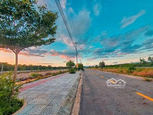 chính chủ cắt lỗ 500tr bán nhanh cặp liền kề hùng vương 360m2 chỉ 800tr/nền. sổ sẵn. lh: 0901967098
