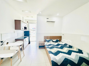 còn 1 phòng ban công lớn gần phan xích long, trường sa, hoàng văn thụ. giáp q1, bình thạnh.