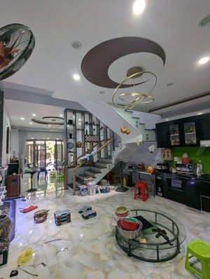 - nhà 3 tầng, mt đường 5,5m2. sau bến xe.
- s = 105m2 x 3 tầng, mặt tiền 5m. - nhà kiên cố - mới