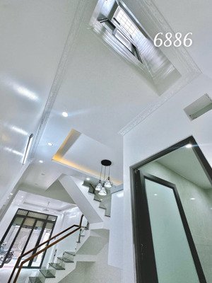 nhà thiên lôi ngõ trước nhà rộng 5m để xe thoải mái. an ninh tốt.