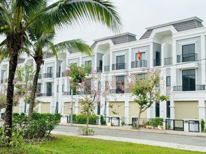 chính chủ bán lại căn nhà 1 trệt 2 lầu. view công viên, đã có sổ hồng. lh 0961571940