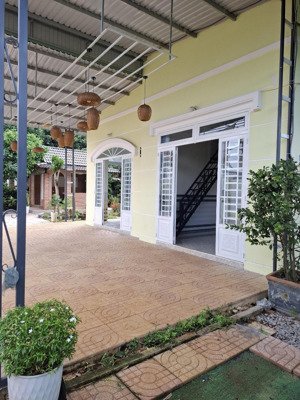 cho thuê nhà vườn đẹp, diện tích 2,000m2 mặt tiền đường nhựa lớn.