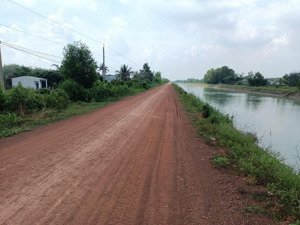 bán lô đất mặt tiền đường kênh đông có 2500m thổ cư giá 3tr/m khu dân cư đông đường lớn