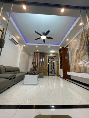 nhà 6 tầng thang máy full nội thất gần ô tô tránh trung tâm cầu giấy 9.35 tỷ