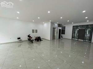Cho thuê tầng 1 cực đep Vinhomes