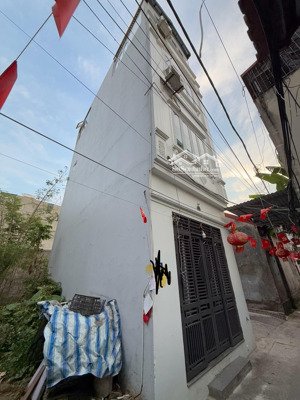 cần bán nhà 3 tầng 1 tum 4 phòng ngủ giao thông thuận tiện