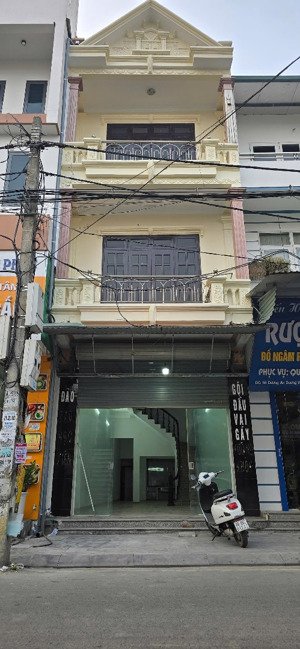 cc gửi bán nhà 3 tầng đẹp long lanh tại mặt chợ phúc yên
nhà nằm trên phố an dương vương kinh doa