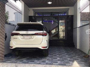 nhà 3 tầng mới 100% vĩnh hiệp cách đường 23/10 chỉ 30m giá tốt!