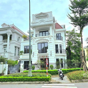 bán căn góc 305m2 vip nhất kđt ciputra tây hồ. mặt tiền 16m full nội thất. sân vườn cực đẹp. sđcc