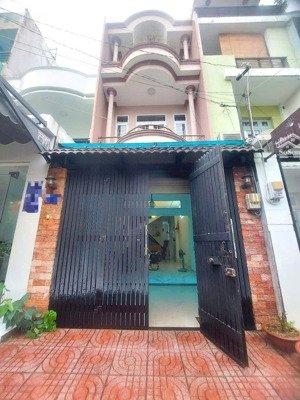 cho thuê nhà 2 lầu 72m2 mặt tiền đường, ngay sân tennis hoàng long, p.7, chỉ 28tr