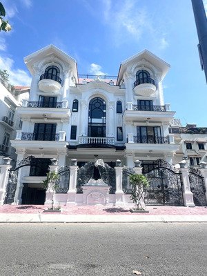 cho thuê nguyên căn biệt thự 20x20 khu him lam đối diện lotte mart q7