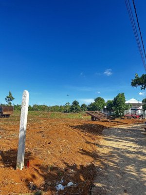 cần bán đất 2000m , đất đỏ bazan , khu dân cư đông. view đồi